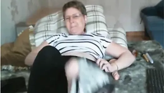 Old Lady teases in leggings then cums