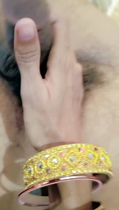 Frun älskar att ge sin man en handjob