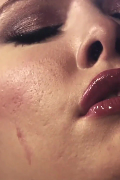 激动的女同性恋奴隶在捆绑SM群交中崇拜她们的主人并屈服于她