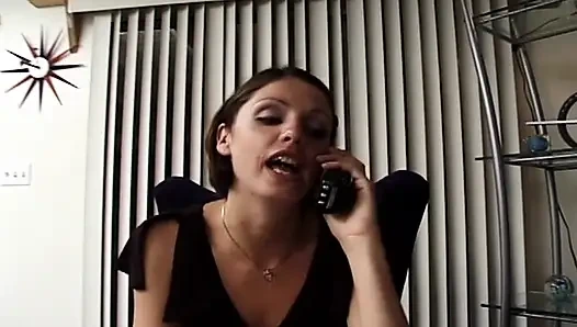 Миниатюрной тинке раздалывают ее тугую пирсинговую киску