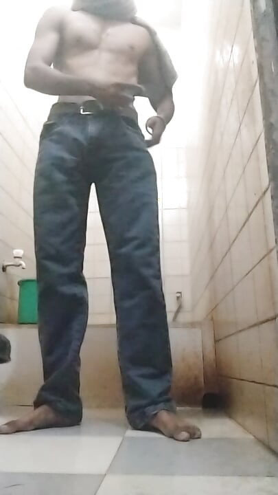 Saya mandi sendirian, seseorang silakan datang