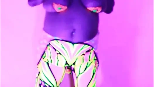 Büyük memeli siyah ışık ve balonlar iki