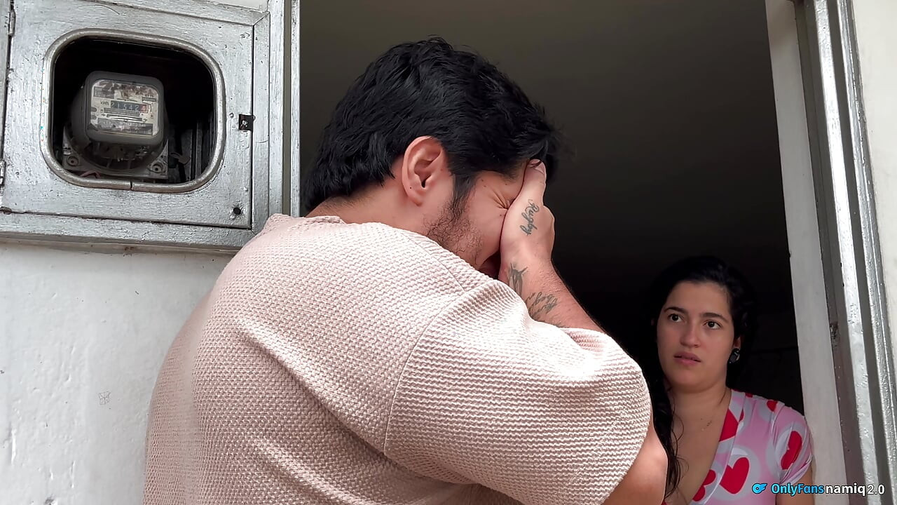 Mi vecina es una adicta al sexo y quiere montar mi verga!