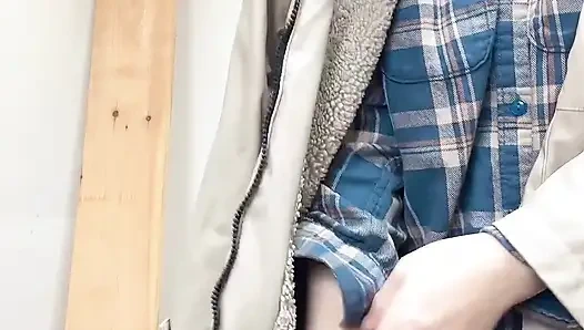 Hana si cewek seksi yang lagi kencing ini nggak sabar kencing!