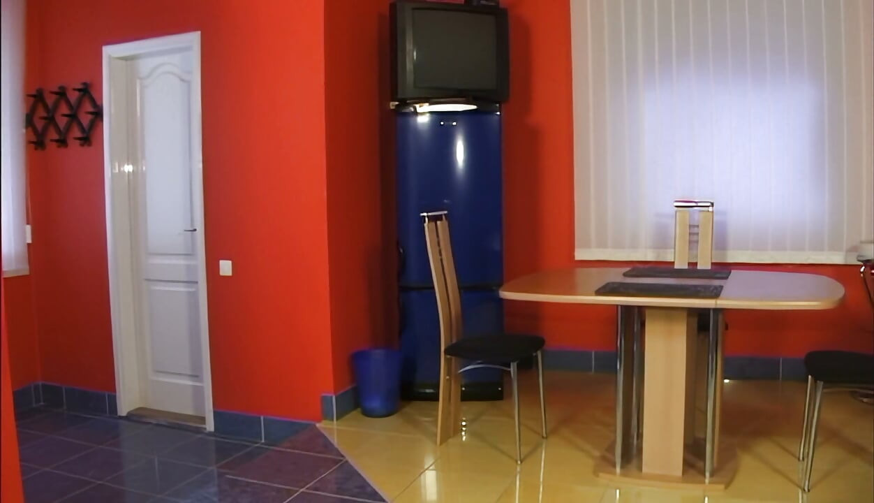 Madura BBW Chupa Pila e Depois Leva Forte na Mesa