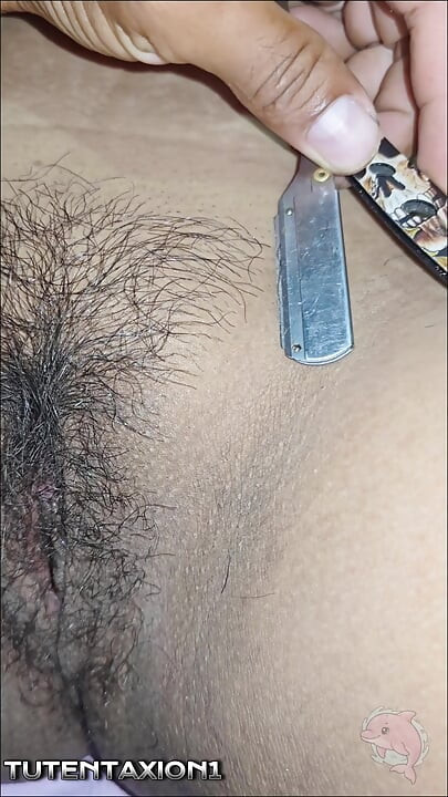 A cunhada faz a barba à cona peluda e depois leva o pau lá dentro