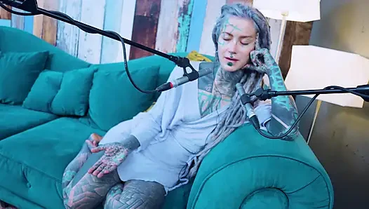 Ich spreche über L - LOVE - ASMR podcast SFW spricht goth dünnes mädchen dreadlocks tattoo-modell inked mädchen