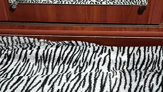 Külotunu Çıkarmadan Aynanın Önünde Ev Yapımı Mastürbasyon