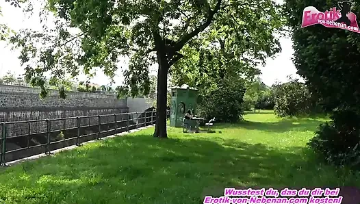 Amatir gemuk Jerman mengisap kontol pria di taman setelah mengoda