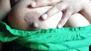 Indische stiefschwester mit heißen dicken möpsen