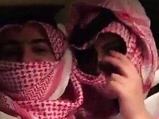 Pelacur Saudi memamerkan payudaranya yang manis