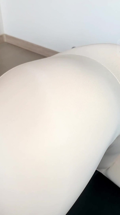 Prekrasna žena koja vježba jogu ima instruktora od vrata do vrata, vođenje seksa | Isječak 1