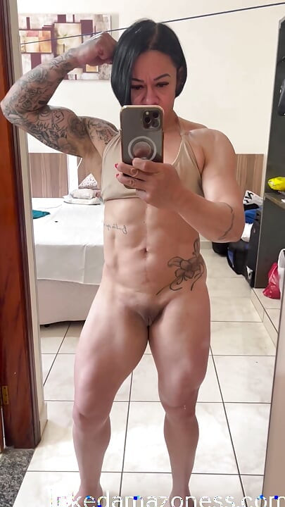 Une latina musclée fléchit ses biceps