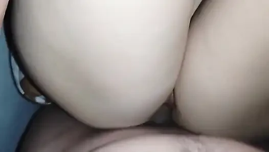 Memek sempit cewek ini dicrot sperma hangat di memeknya!