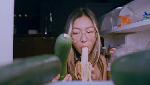 Hongerige tiener neukt zichzelf met een komkommer terwijl ze pik zuigt voor wat extra eiwitten