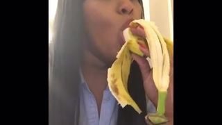 Banana face sex oral adânc în gât până la capăt