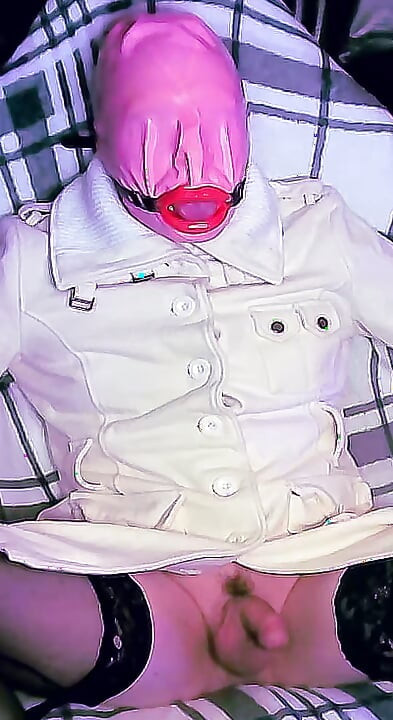 กระหรี่น้ําแตกข้างถนนในเสื้อโค้ทสีขาว