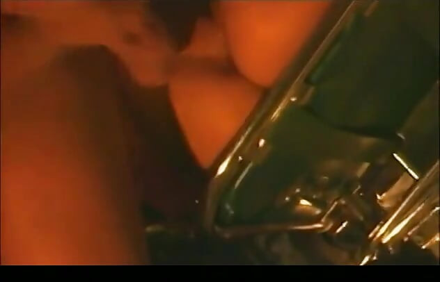 Nena rubia con grandes tetas tiene una follada salvaje con un culturista dotado