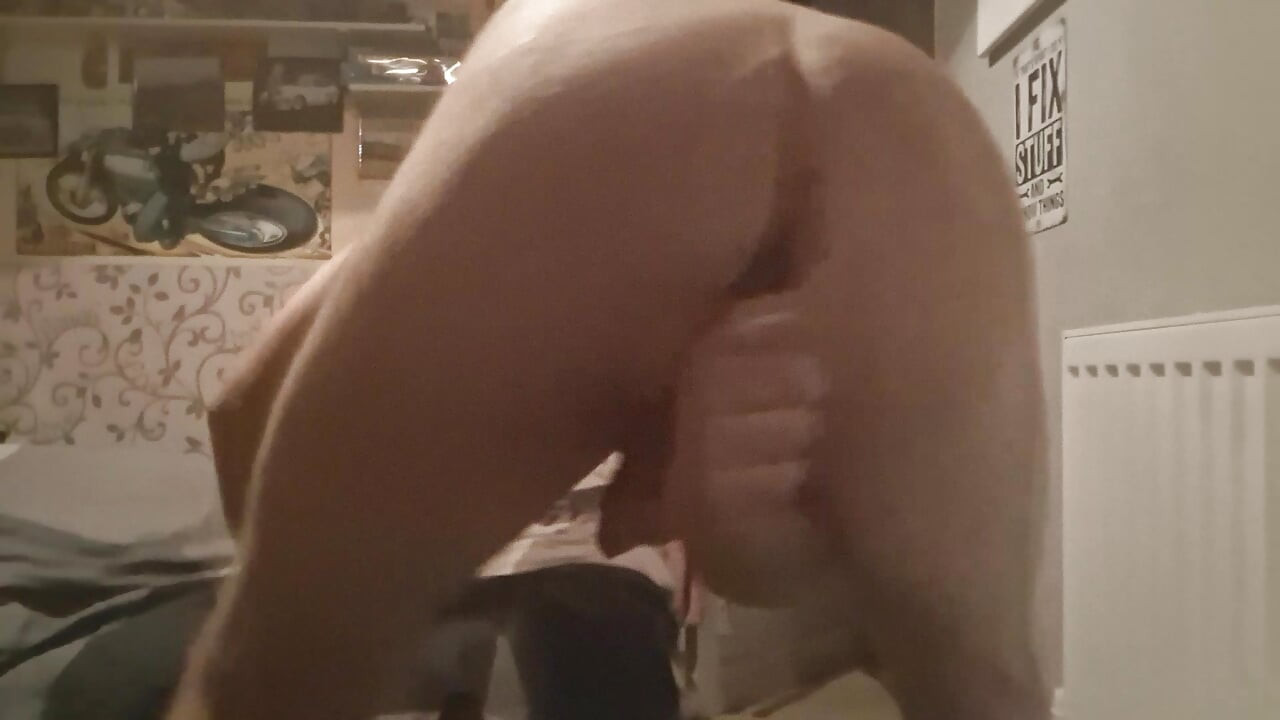 Shaven anal cumshota