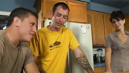 Lustvolle brünette milf mit brille verführt mann von nebenan in ihrer küche