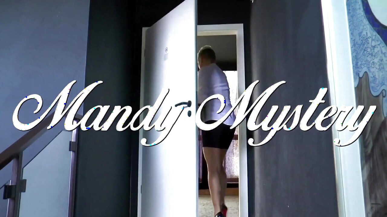 性感的纹身金发女郎张开的阴户被狠操