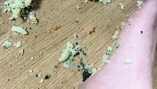 Он ест благодаря моим ногам...