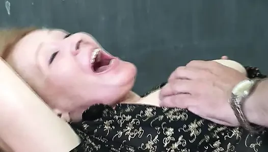 Yanlış bir şey yaptığı zaman şaplak yiyor