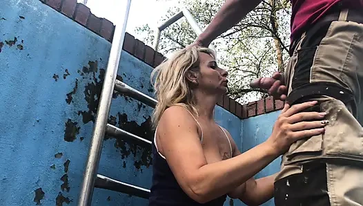 Pool Tech and Client in Empty Pool - Intense Deepthroat & Facial