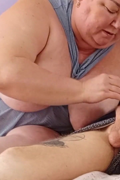 Leche en la boca de la madrastra después de masturbarse y mamada