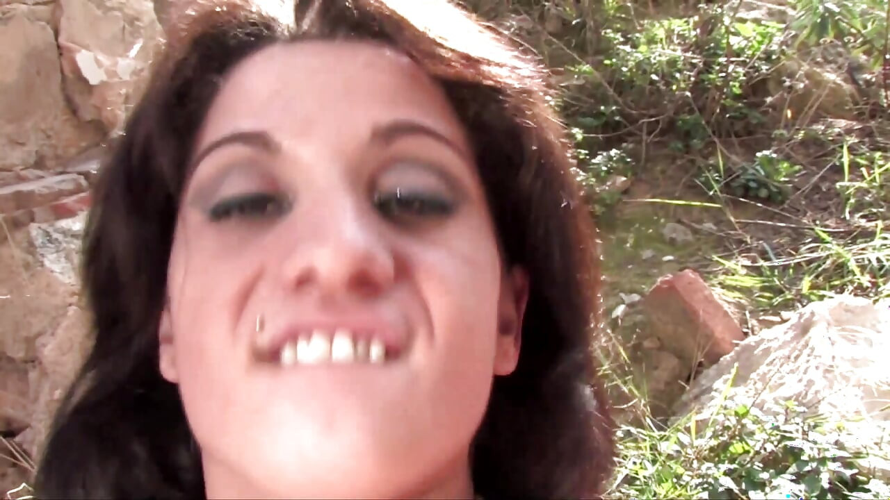 Erstaunliche brünette in einem auto abgeholt, an einem isolierten ort gebracht und geschraubt