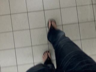 Faire du shopping et exhiber mes pieds sexy