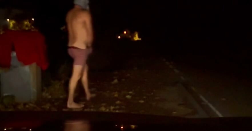 Interrompido enquanto cortava a roupa, tive de me esconder agachado à frente do carro até o carro passar