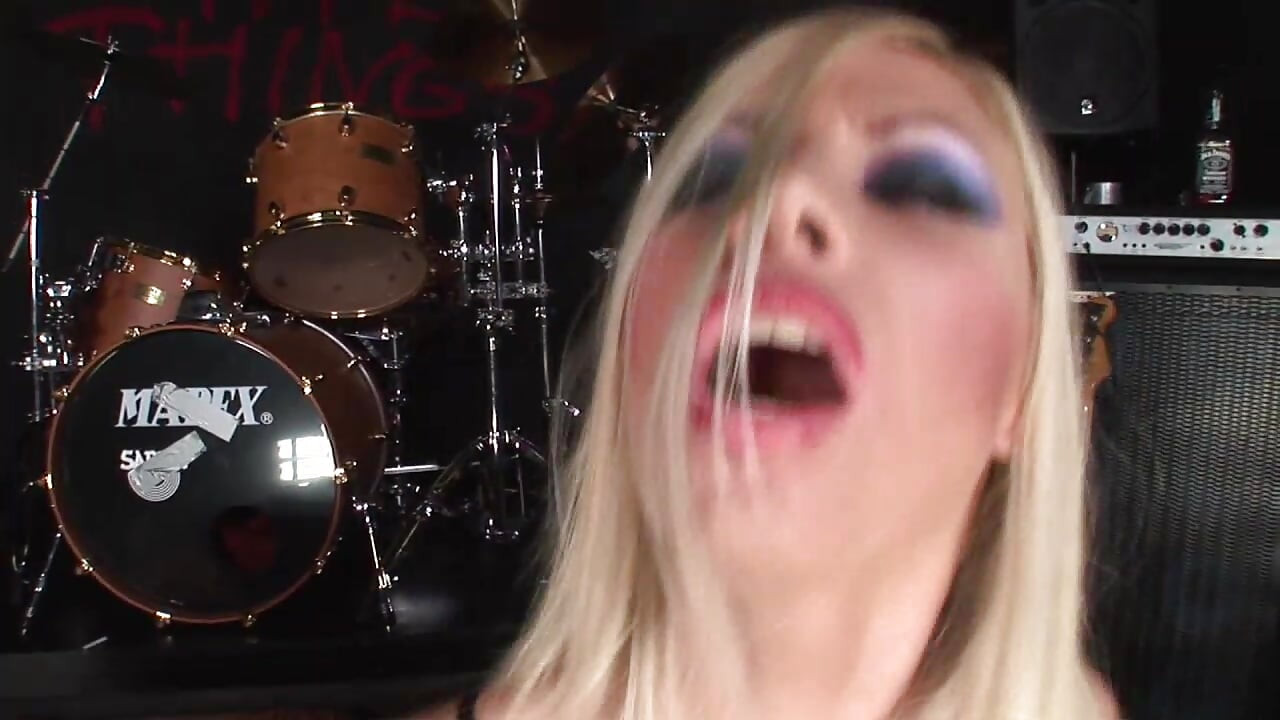 Blondă sexy în ciorapi și cizme negre este futută în cur de rockeri