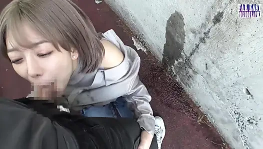 Stream Journey as a Slender Beauty Masters Sampai Muncrat Sambil Berdiri di Luar Ruangan Bagian.2