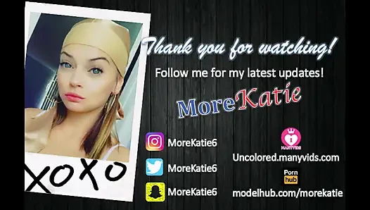 Gadis remaja lagi asik mainin memeknya pakai dildo ukuran raksasa