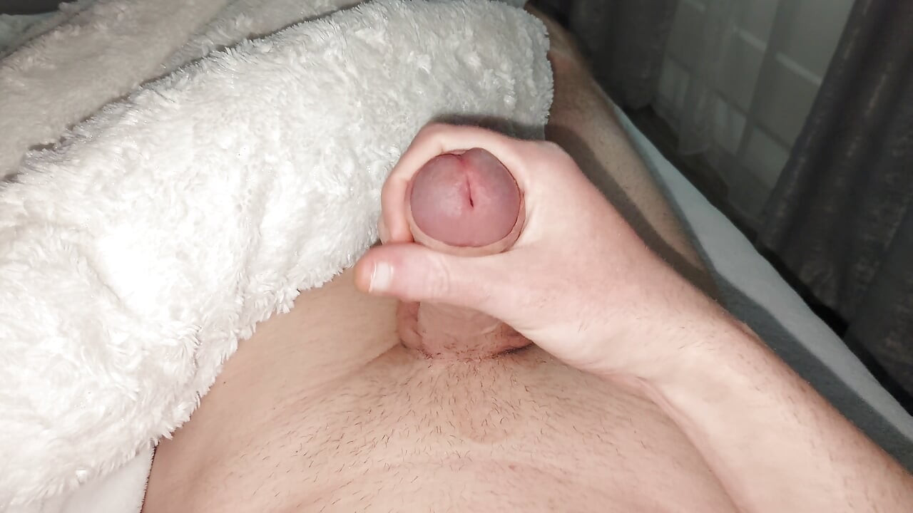 Ein 18-jähriger heißer typ stöhnt laut beim masturbieren und kommt auf seinen bauch. ASMR