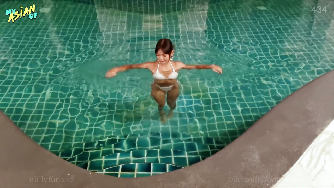 Diversão à beira da piscina com minha pequena princesa asiática