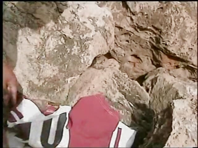 Koppel filmt op het strand