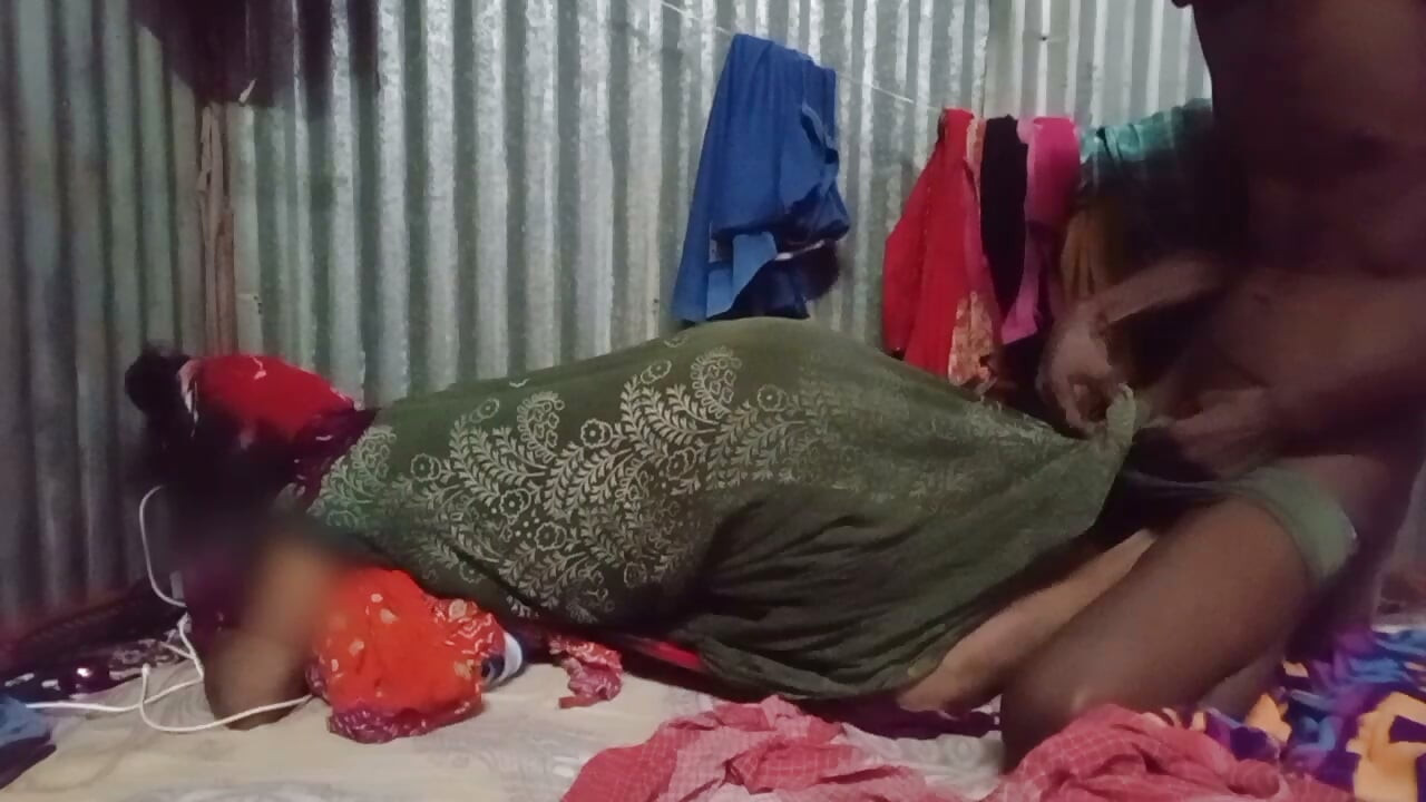 Desi Bengali bhabhi ko bahut din bad labour jhuki mein chudai ki