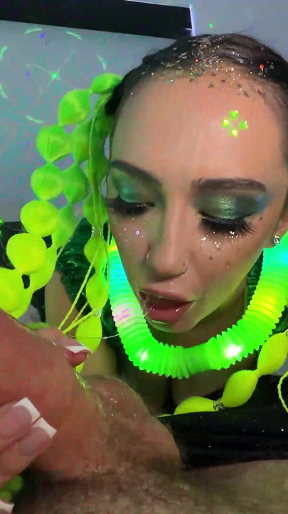 야생 에너지로 네온 세인트 패디의 밤을 밝히는 Lily Jordan!