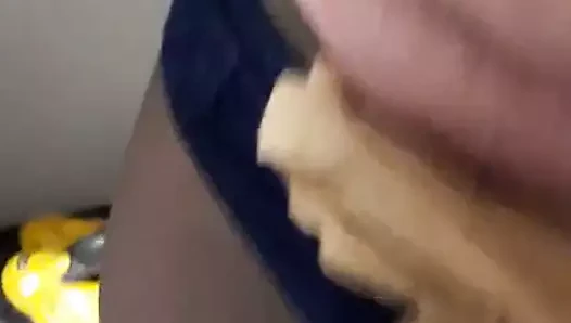 Ihre Schuhe mit ihrer Strumpfhose gefickt