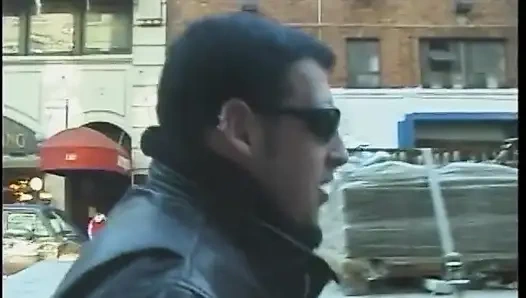 Heiße domina in leder mit einem tollen körper steckt einen typen in klammern