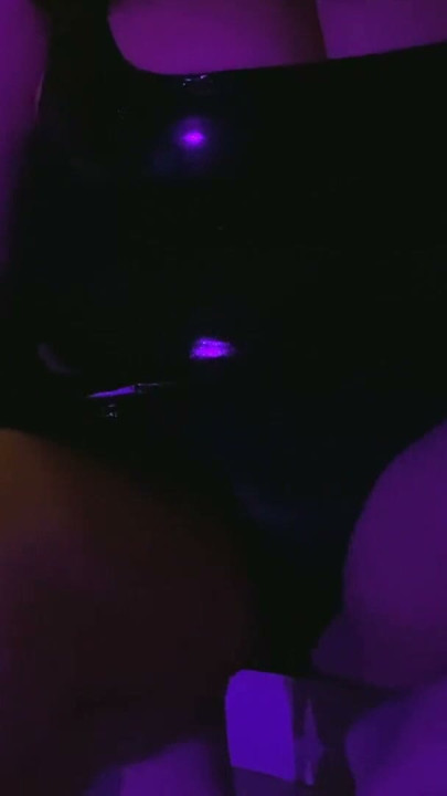 Gerçek ev hanımı lateks seksi kısa elbise ve yüksek topuklu ayakkabılarla cyberpunk striptizci oluyor baştan çıkarıyor | Klip 3