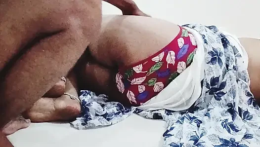 Üvey kız kardeş üvey erkek kardeşi tarafından desi tarzında seks yapıyor