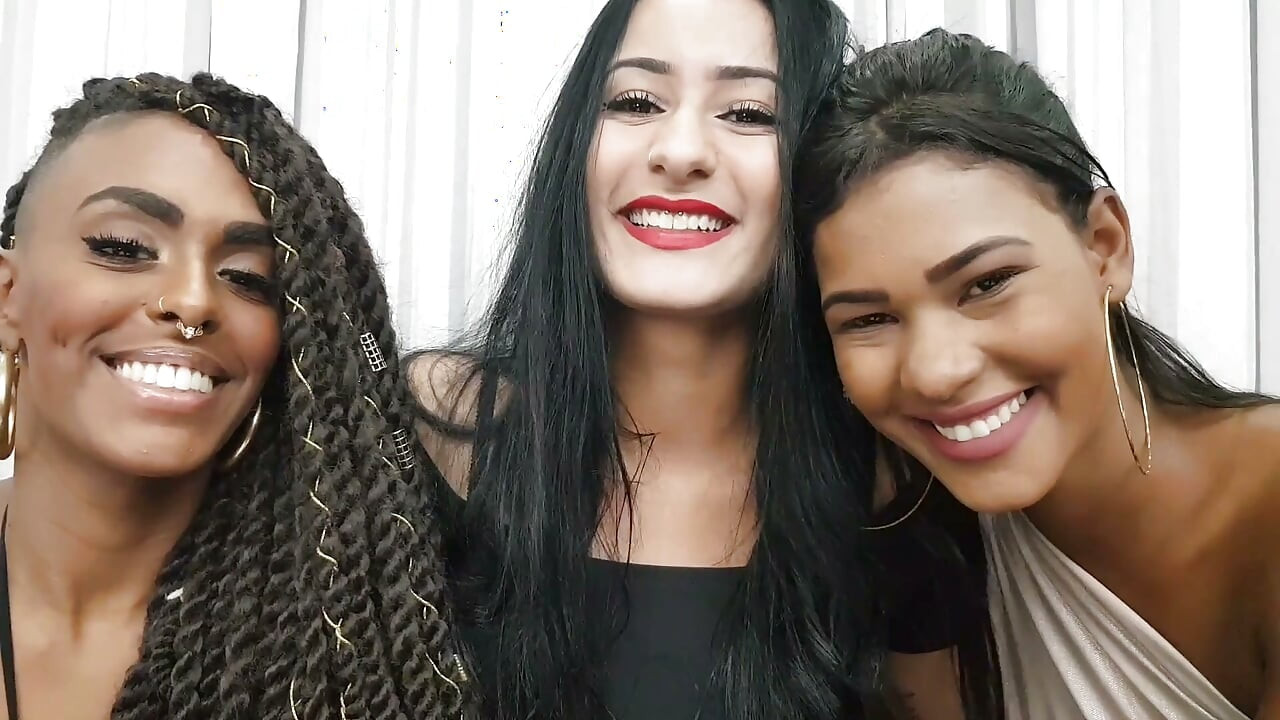 נשיקות טאבו קיצוניות על ידי 3 דוגמניות מובילות מרסלה, סטפני והודו