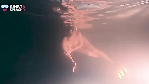 Cewek nakal jalang ini lagi asik mainin di bawah air sambil bugil