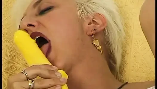 Blonde reife schlampe von casting-agent mit dildo gefickt