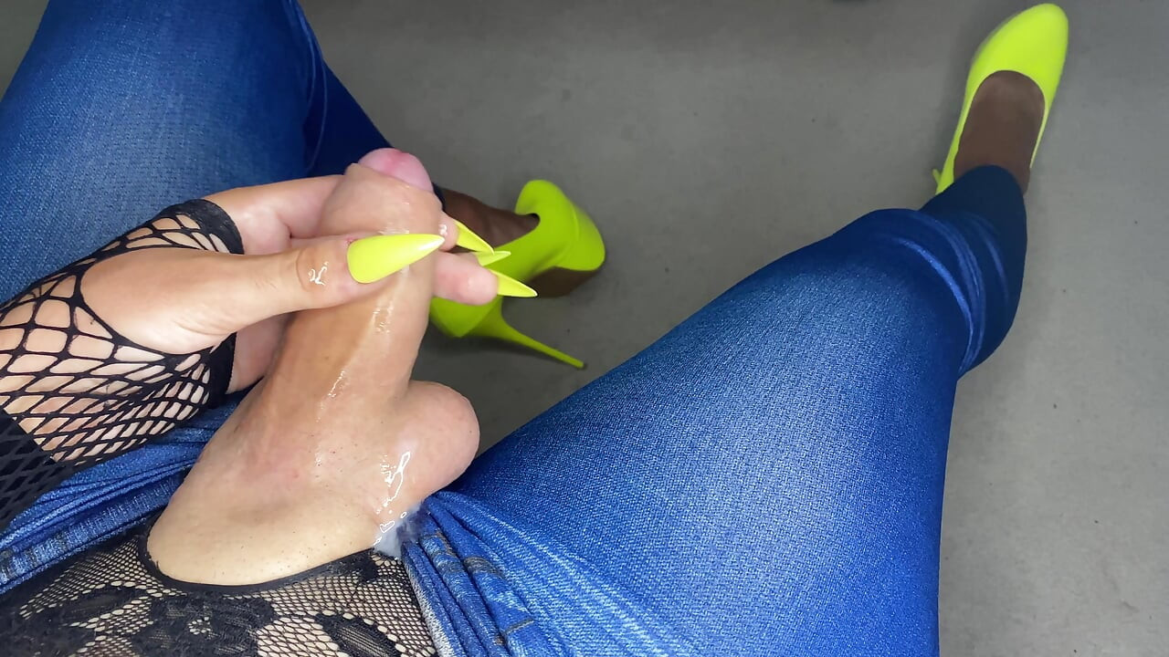 משחקת עם הזין שלי בעקבים גבוהים