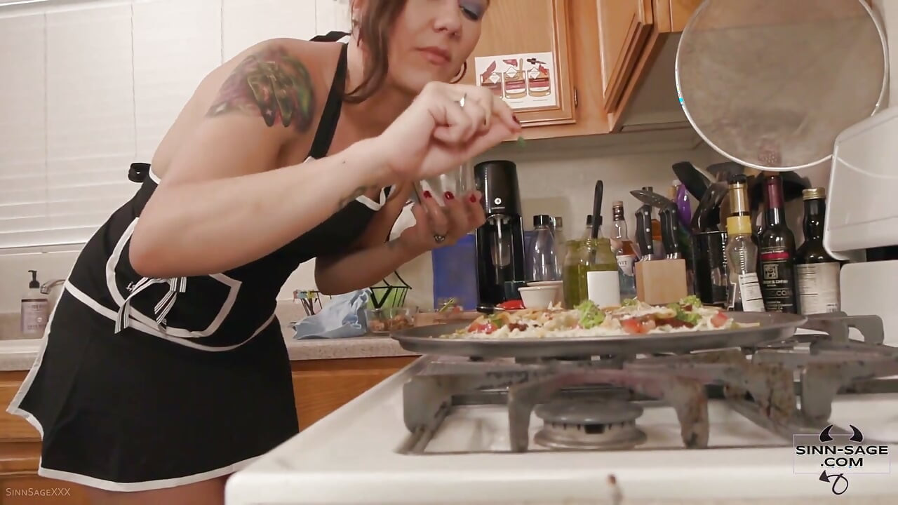 Office Pizza Party Giantess主演Sinn Sage
