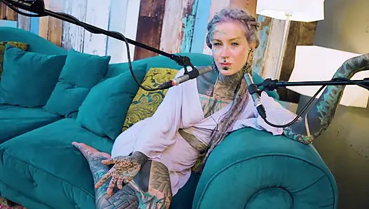 Ich spreche über B - Bordem - ASMR podcast SFW spricht goth dünnes mädchen dreadlocks tattoo model inked mädchen